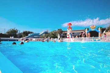 Club vacances pour 7 personnes, avec terrasse ainsi que piscine et sauna en Charente-Maritime