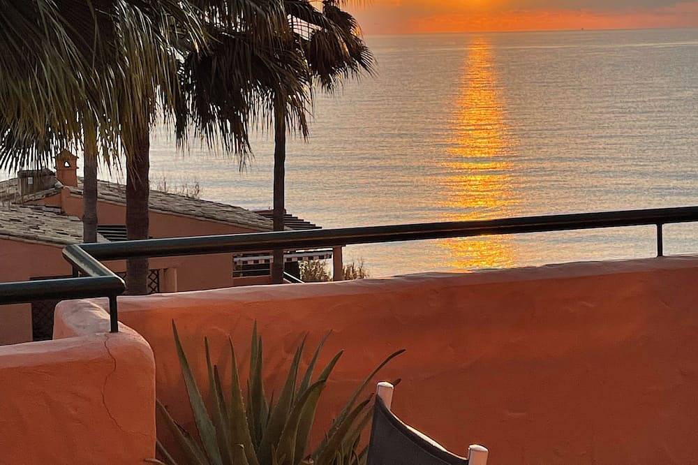 Apartamento entero, Moderno y cómodo ático de tres dormitorios con impresionantes vistas al mar in Buenas Noches, Estepona