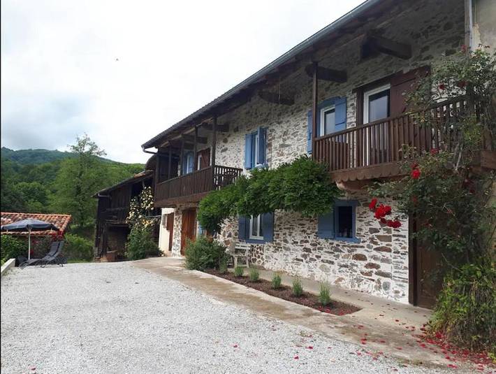 Location de vacances pour 10 personnes, avec Balcon ainsi que Terrasse et Vue à Chein-Dessus