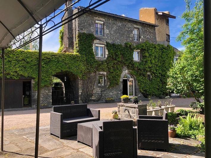 Gîte pour 15 personnes, avec terrasse et jacuzzi ainsi que piscine et jardin