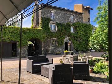 Gîte pour 15 personnes, avec jacuzzi et terrasse ainsi que piscine et jardin dans le Puy-de-Dôme