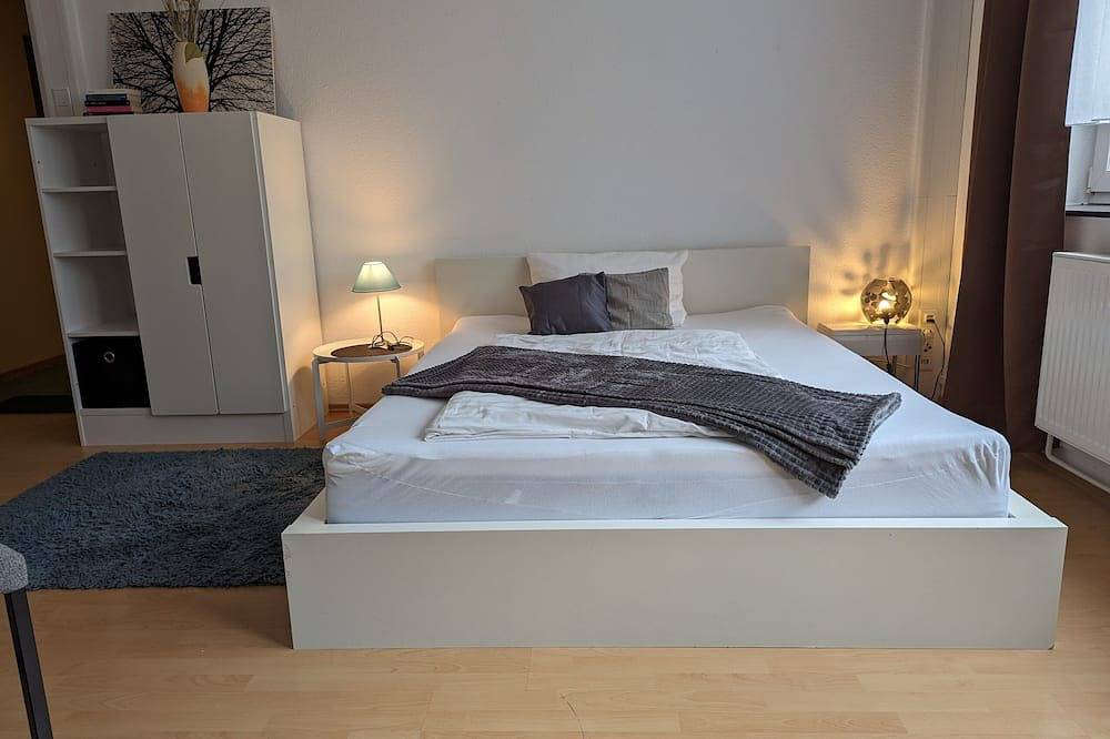 Ganze Wohnung, Kleines Studio mit Küchenzeile und Bad, zentral, barrierefrei in Pforzheim, Nordschwarzwald