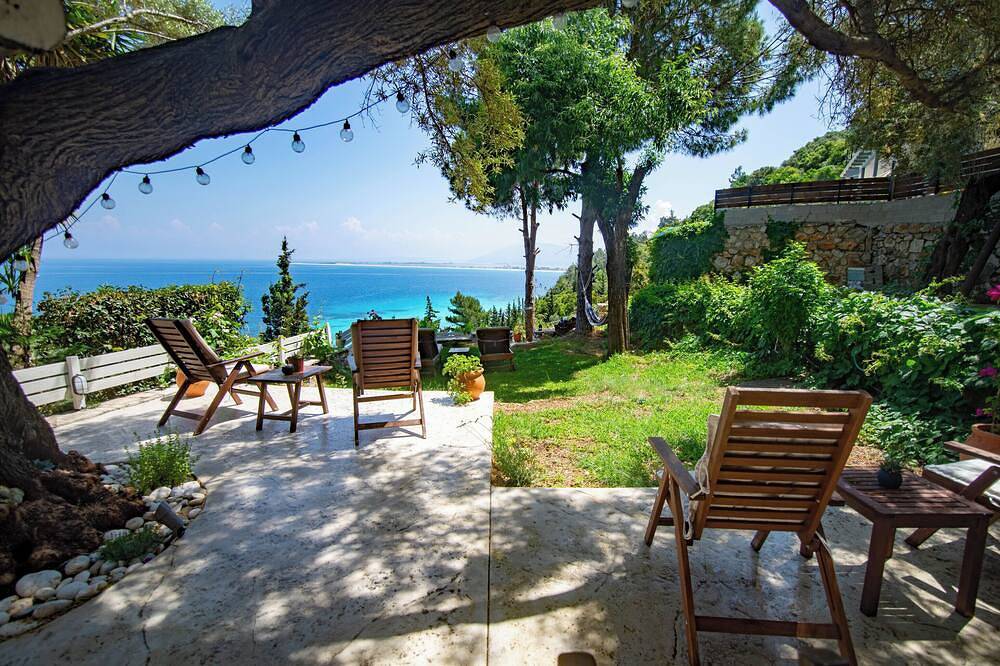 Cottage house with terrace & sea view, only 3' away from the beach in Grèce