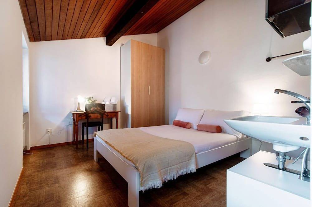 Ganze Wohnung, Hübsches Haus auf 3 Ebenen im Dorf Riva San Vitale (La Casetta Di Riva) in Luganersee