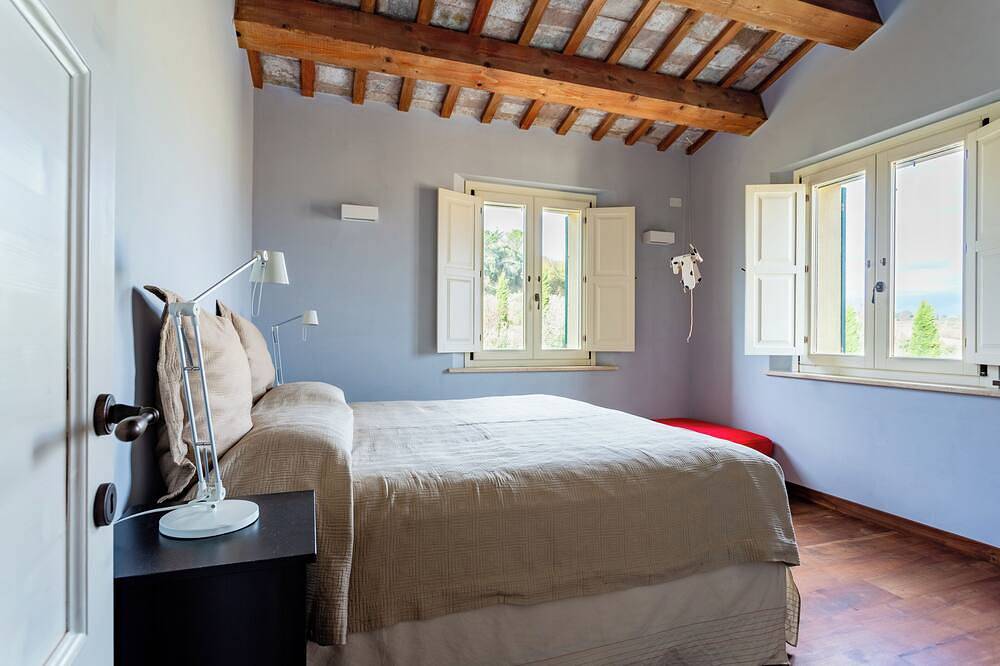 Elegant typical farmhouse with pool large wooded courtyard 10 minutes from Jesi in Jesi, Ancona Provinz