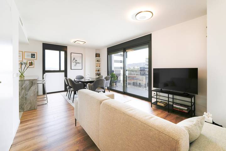 Entire apartment, Vacation Apartment "Sunsets & Pool in Barcelona" with Balcony, Shared Pool & Wi-Fi in Cornellà de Llobregat, Baix Llobregat