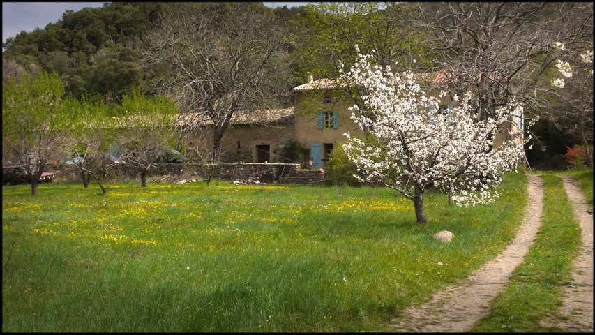 Gîte pour 15 personnes, avec jardin, animaux acceptés à Quintillan