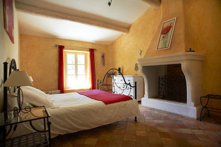 Gîte pour 10 personnes, avec jardin et jacuzzi à Saint-Restitut - 4