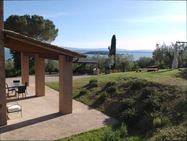 Appartamento per 16 persone, con Balcone e Idromassaggio nonché Terrazza e Giardino a Passignano sul Trasimeno