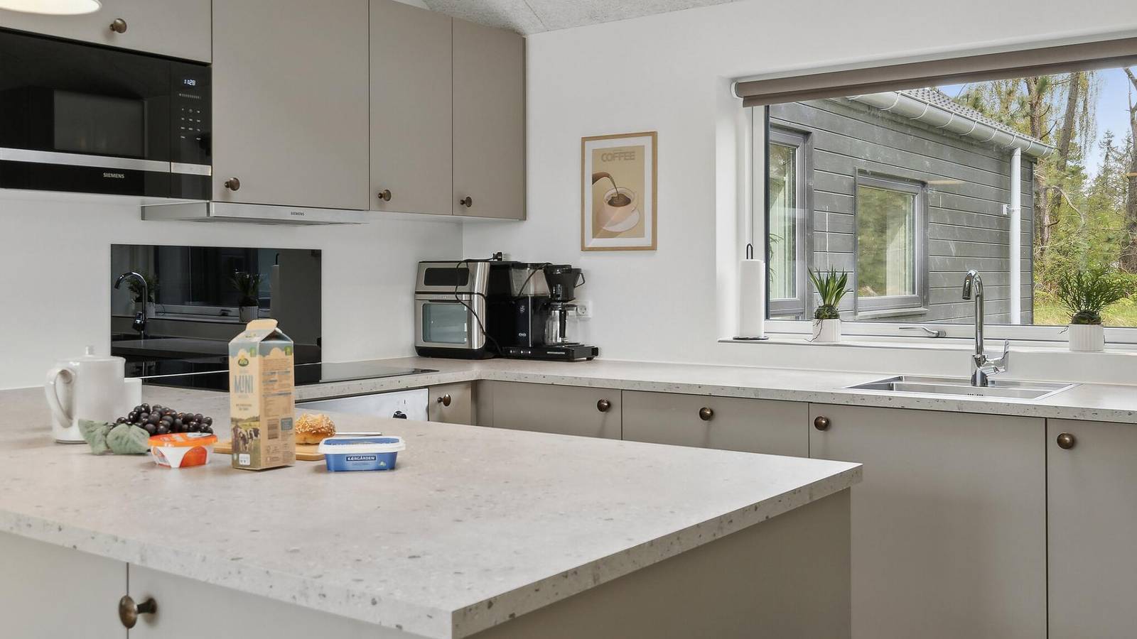 775 – Luxuriöses Pool-Ferienhaus in Ivenack für 16 Personen mit Spa in Ivenack, Mecklenburgische Seenplatte