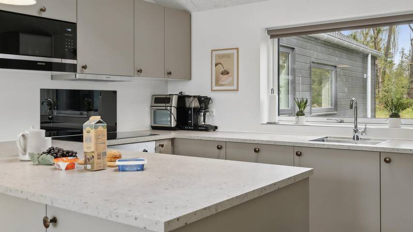 775 – Luxuriöses Pool-Ferienhaus in Ivenack für 16 Personen mit Spa in Ivenack, Mecklenburgische Seenplatte