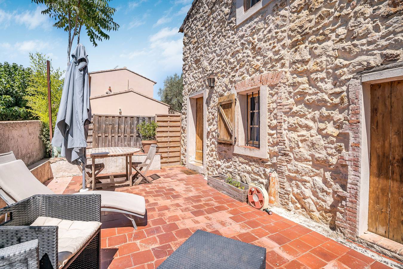 Entire apartment, Apartment 'Bastidon La Deprat' with Private Terrace and Private Garden in Sanary-sur-Mer, Toulon region