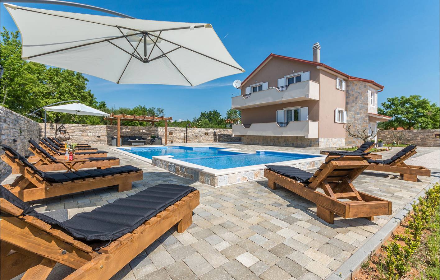 Gemütliche 1-Zimmer-Wohnung mit Pool, Terrasse und WLAN in Grad Benkovac, Zadar