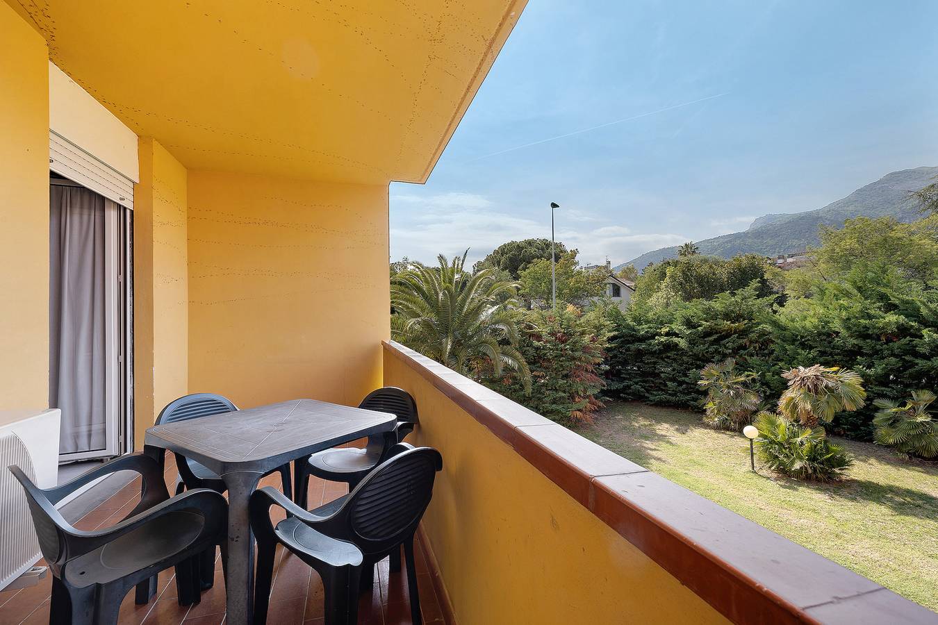 Appartamento intero, Appartamento "Bilo 1piano in Villaggio" ; giardino privato, piscine condivise e Wi-Fi in Loano, Riviera di Ponente