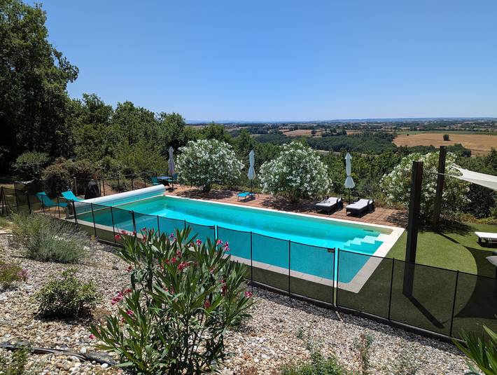 Gîte pour 6 personnes, avec terrasse ainsi que piscine et jardin à Carlus