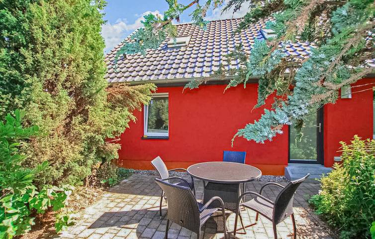 Ganze Ferienwohnung, Gemütliche Wohnung mit Terrasse, Parkplatz, TV, WLAN - Nähe Stadtzentrum & See in Grünow, Mecklenburg-Strelitz
