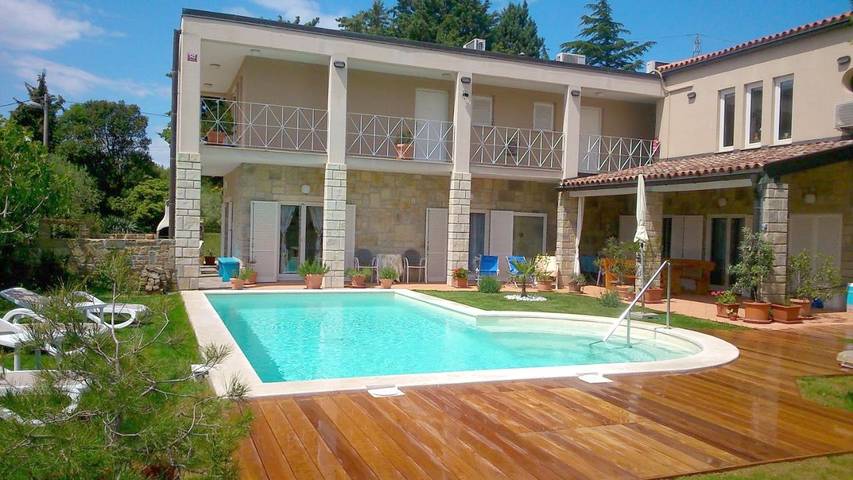 Ferienwohnung für 2 Personen, mit Balkon und Terrasse sowie Garten und Pool