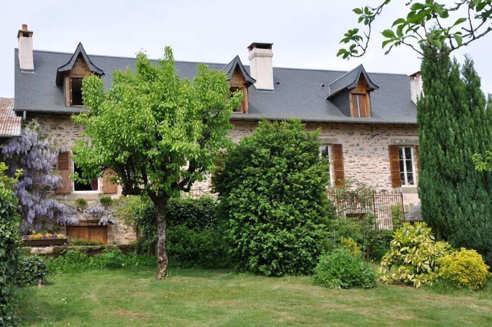 Grande maison de ferme à proximité du bourg de Juillac en Corrèze. in Juillac, Région de Brive-la-Gaillarde