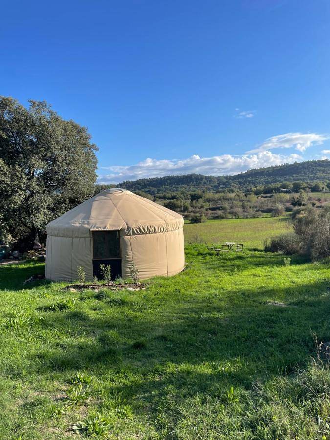 Tente pour 4 personnes, avec Terrasse ainsi que Jardin et Vue dans le Var