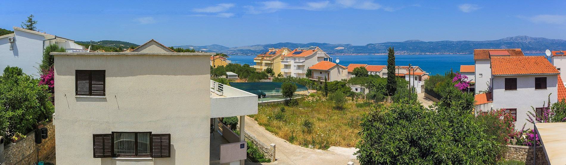 Ferienhaus mit fünf Schlafzimmern nur wenige Schritte vom Strand entfernt in Slatine, Ciovo