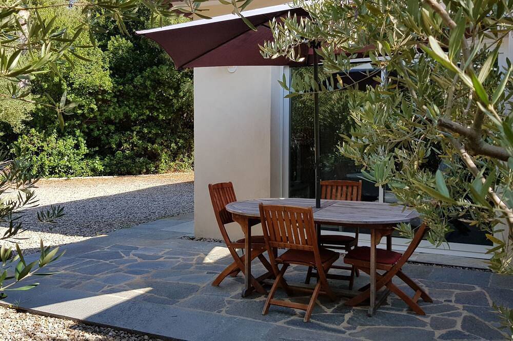Mini villa T2 on the seafront at Marine de Sisco, ideal for discovering the Cape. in Sisco, Cap Corse