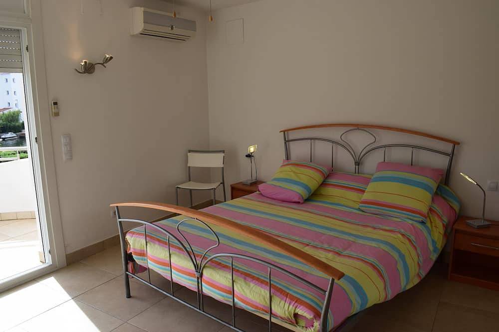 Wunderschönes modernes Haus mit Pool und privatem Bootsanlegeplatz in Empuriabrava, Oberampurien