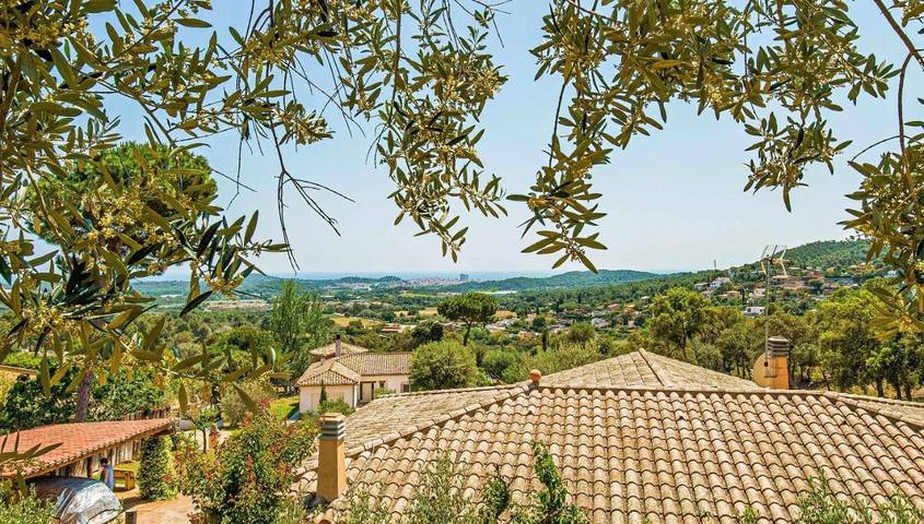 Location de vacances pour 6 personnes, avec piscine ainsi que terrasse et jardin, animaux acceptés à Vall-llobrega - 4