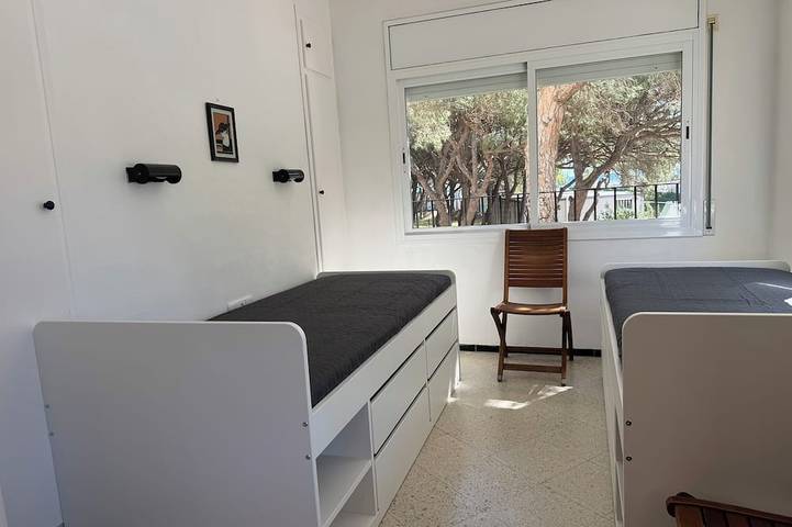 Apartamento entero, 30 m from the beach, overlooking the harbor, apartment with a beautiful balcony and Wi-Fi in Platja d'Aro, Costa Brava