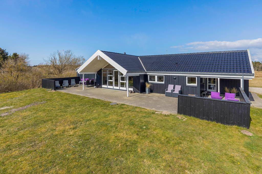 Modernes Ferienhaus mit Whirlpool, Sauna und Beachvolleyball  in Blavand, Varde