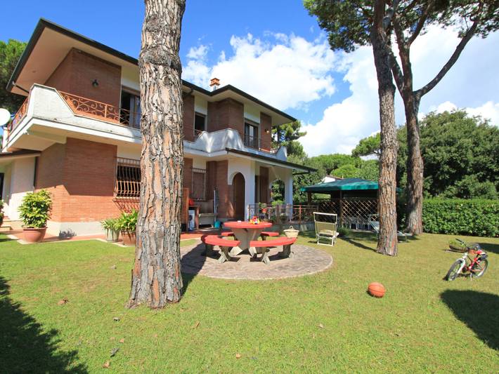 Location de vacances pour 9 personnes, avec jardin et terrasse à Forte dei Marmi - 2
