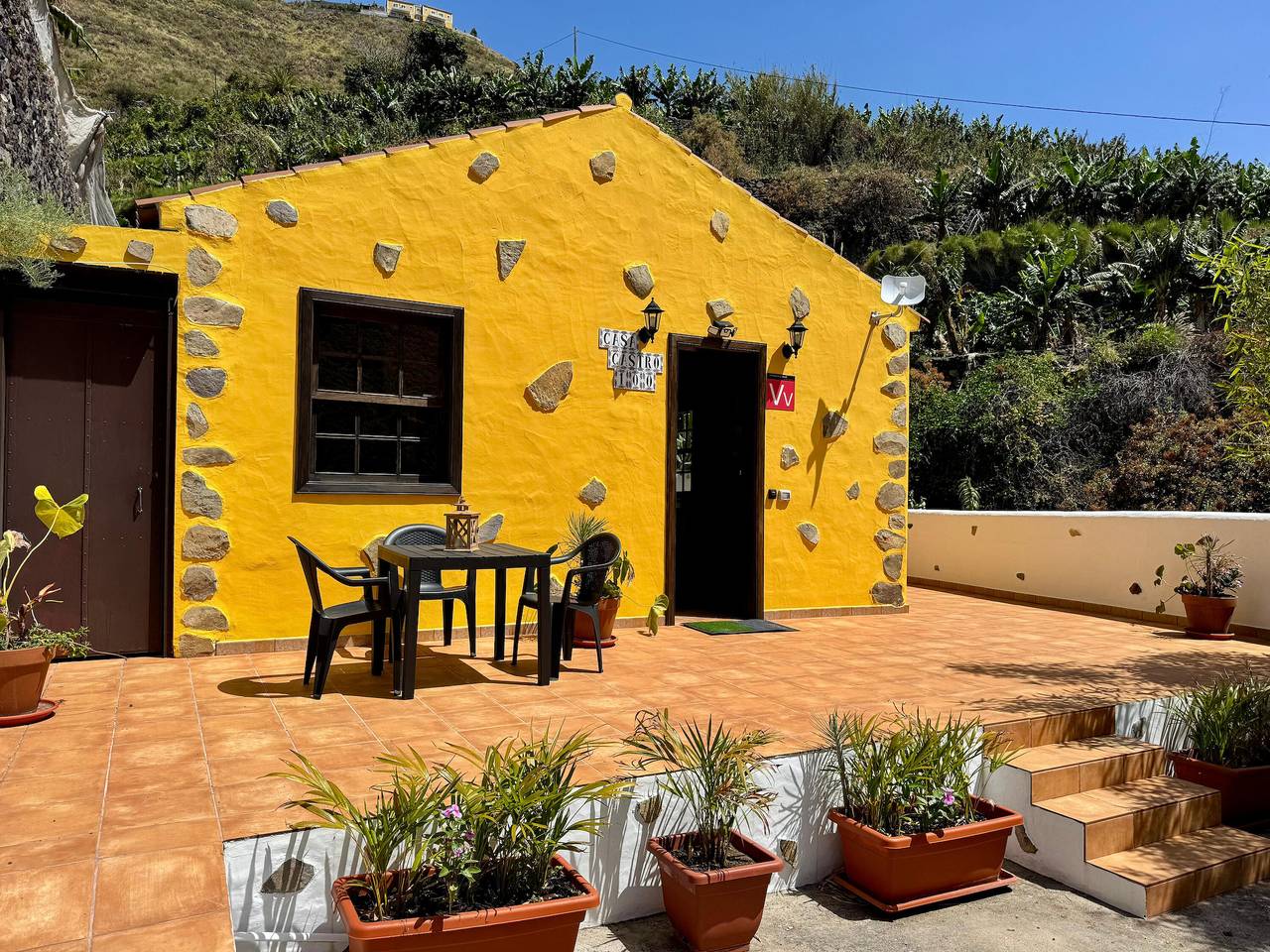 Ferienhaus 'Casa Castro' mit Bergblick, privatem Pool und Wlan in Tazacorte, La Palma Süd