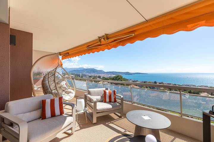 Ferienwohnung für 6 Personen, mit Balkon und Terrasse sowie Pool in Nizza