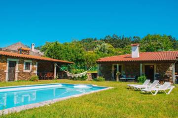 Cottage pour 8 personnes, avec piscine ainsi que jardin et vue, animaux acceptés dans Vilar de Mouros