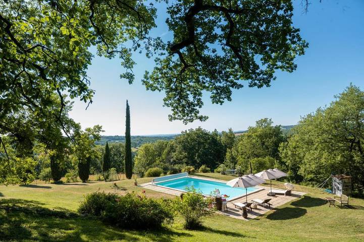 Gîte pour 2 personnes, avec vue ainsi que jardin et piscine à Larroque