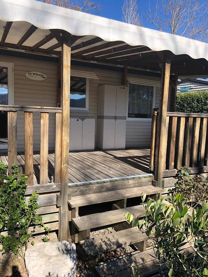 Camping pour 6 personnes, avec Terrasse et Jardin ainsi que Piscine et Vue à La Roque-d'Anthéron