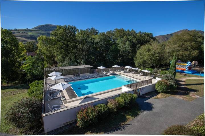 Parc de vacances pour 5 personnes, avec Balcon et Terrasse ainsi que Jardin et Piscine au Pays basque