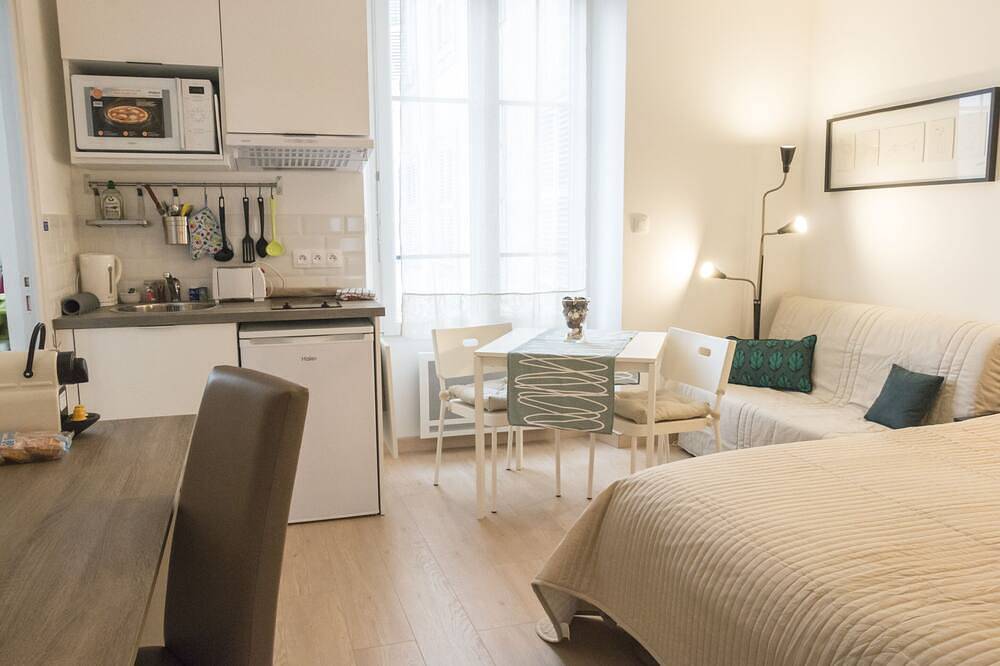 Ganze Wohnung, Studio 22-Studio-Apartment-Nasszelle-Gartenblick in Vittel, Neufchâteau (Frankreich)