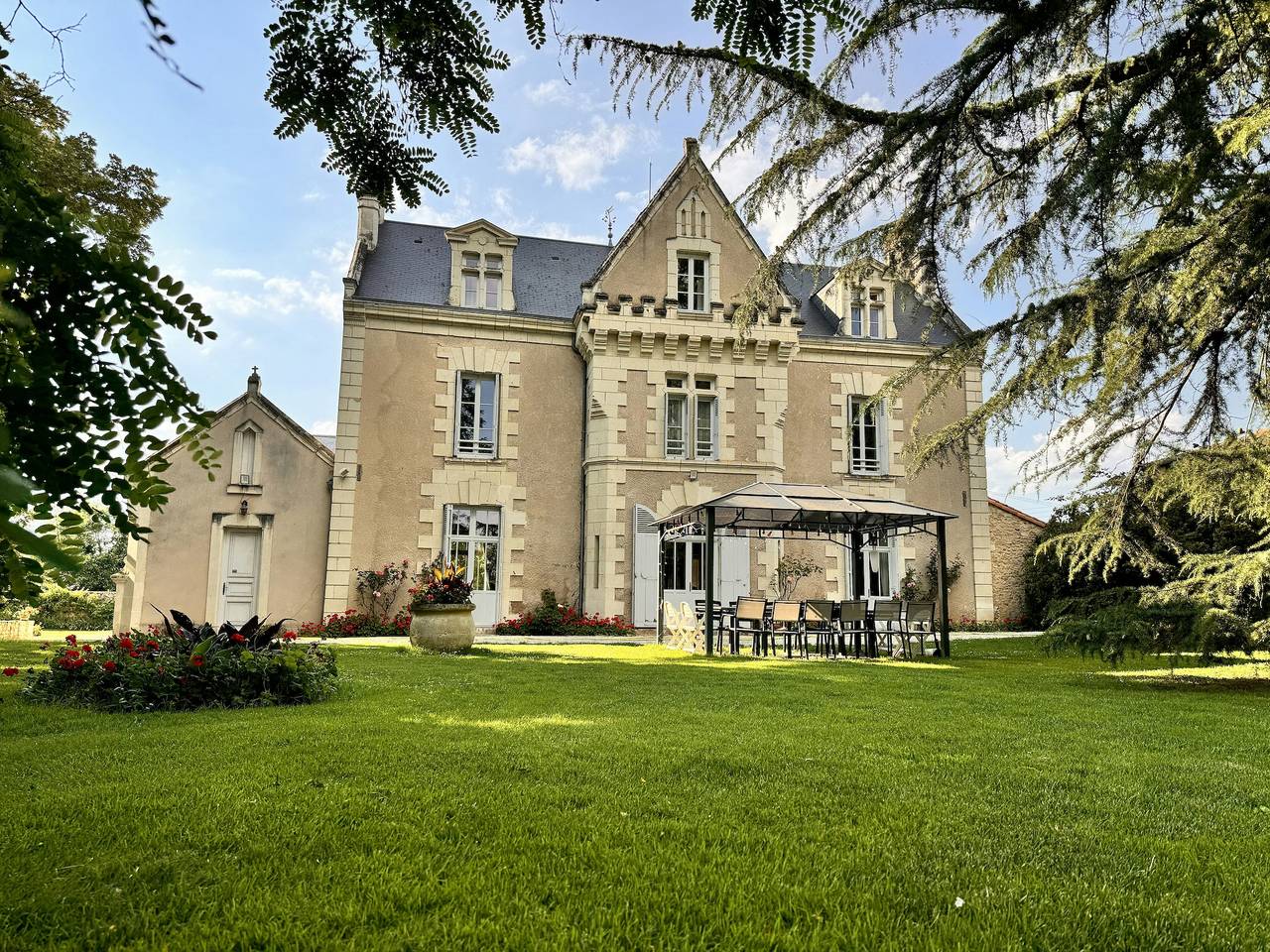 Maison de charme avec piscine et jacuzzi à Thouars in Pas-de-Jeu, Deux-Sèvres