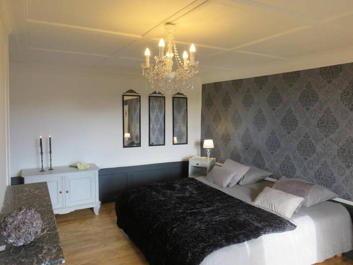 Chambre d’hôte pour 5 personnes, avec jardin ainsi que vue et terrasse dans le Cantal - 2