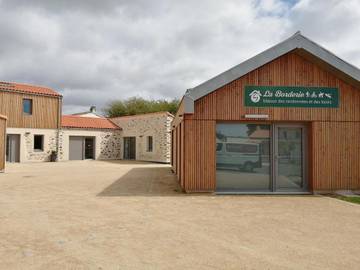 Location de vacances pour 26 personnes, avec terrasse à Vairé