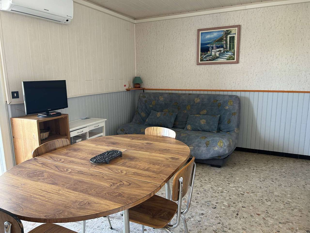 Entire apartment, Air-Conditioned 2-Brm Cabin Apartment with Terrace & Private Parking - Sleeps 6 - Le Grau-du-Roi in Le Grau-du-Roi, Côte d'Améthyste