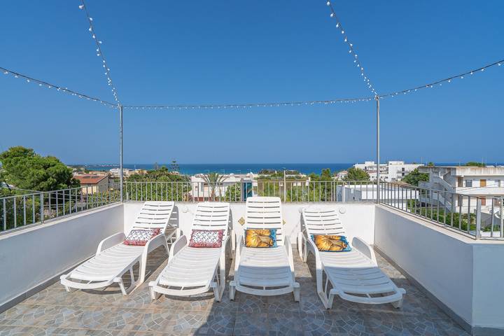 Appartement entier, Appartement 'Re Di Denari' avec vue sur la mer, Wi-Fi et climatisation in Lido di Noto, Région de Noto
