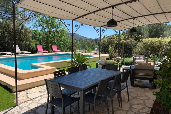 Location de vacances pour 8 personnes, avec Terrasse et Jardin ainsi que Piscine et Vue à Peypin - 2