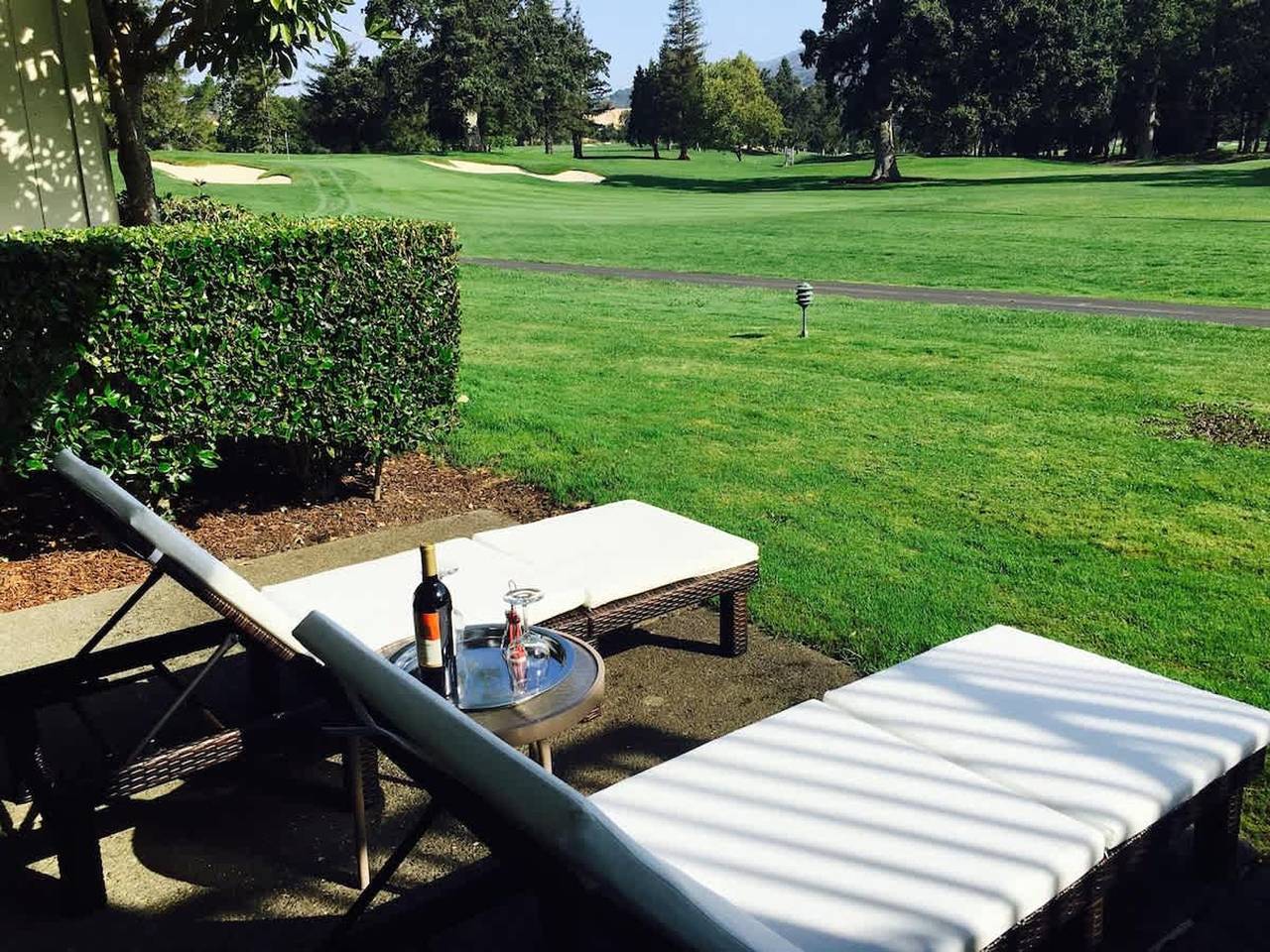Entire apartment, Luxury Napa Getaway Golf Views King Bed in Napa Valley