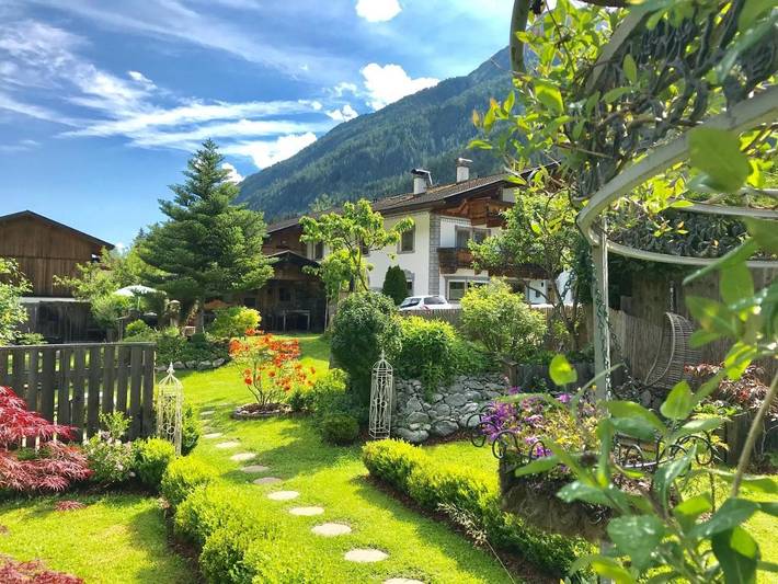 Ferienwohnung für 6 Personen, mit Garten und Pool sowie Ausblick, kinderfreundlich in Neustift im Stubaital
