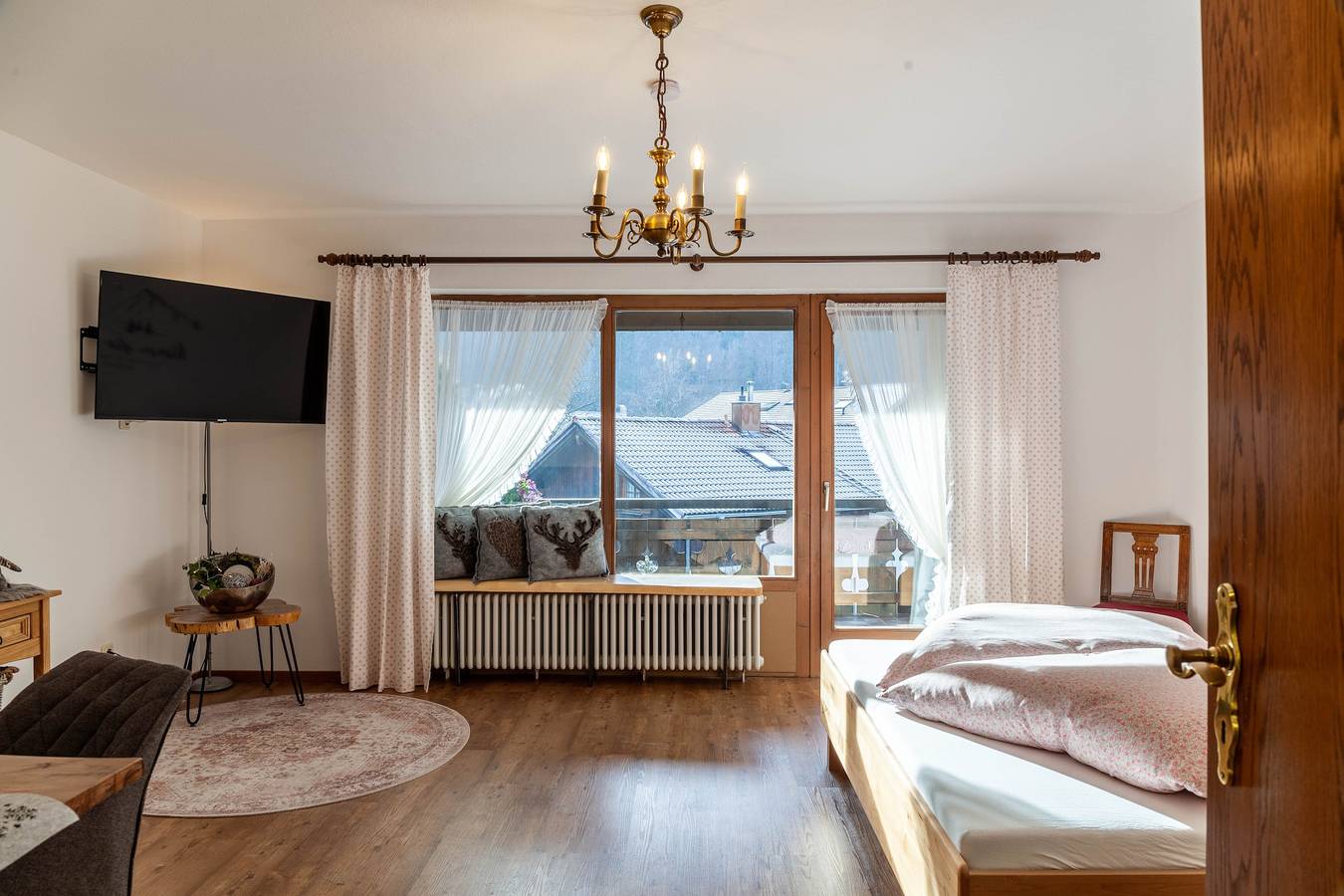 Ganzes Studio, Einzimmerapartment 'Aschaubichl - Wohnung Bergaurikel' mit Bergblick, Balkon und Wlan in Grainau, Eibsee