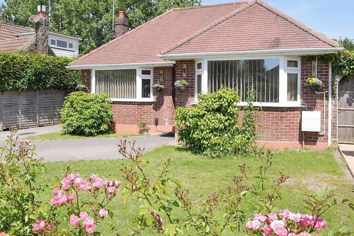 Log cabin for 4 people, with garden, with pets in Poole