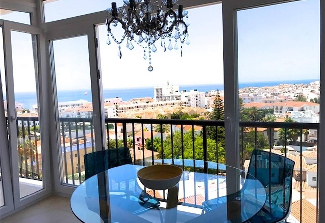 Ganze Wohnung, Wunderschöne Ferienwohnung 'Capri' mit Blick über Nerja und das Meer, Balkon, Wlan und Klimaanlage in Playa de Burriana, Nerja
