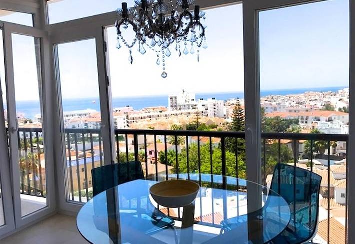 Ganze Wohnung, Wunderschöne Ferienwohnung 'Capri' mit Blick über Nerja und das Meer, Balkon, Wlan und Klimaanlage in Playa de Burriana, Nerja