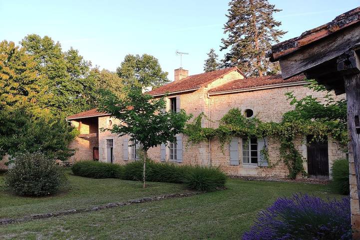 Gîte pour 8 personnes, avec jardin dans Aunac-sur-Charente
